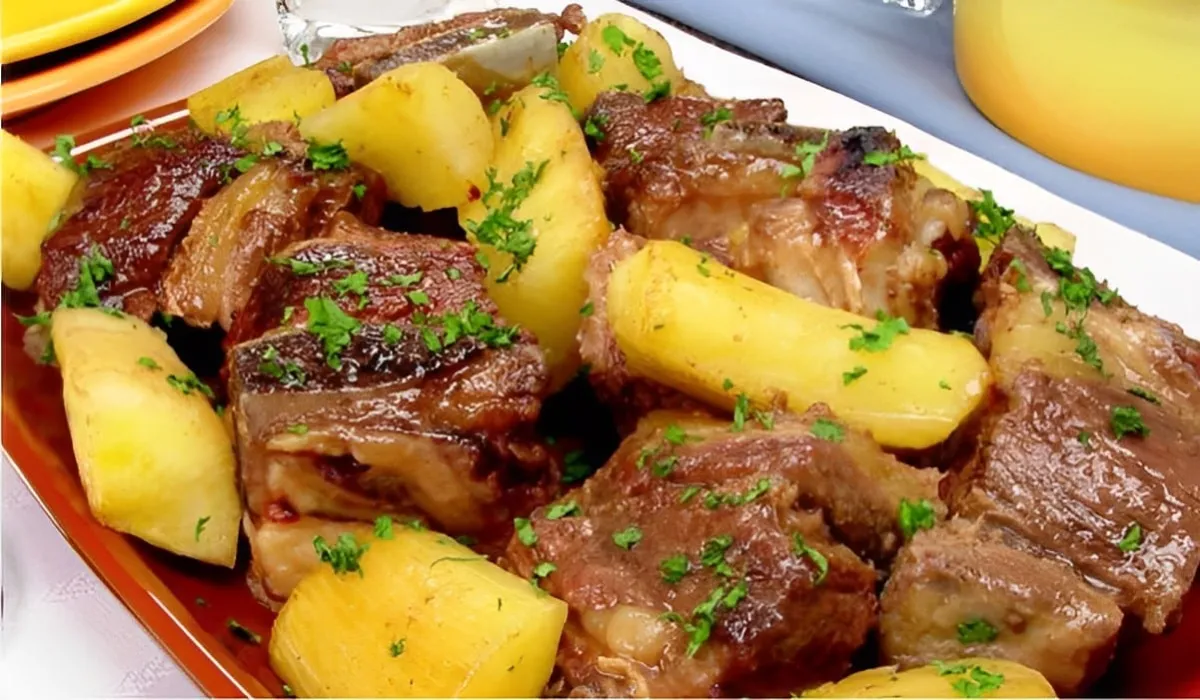 Costelinha na panela de pressão com mandioca prato barato e