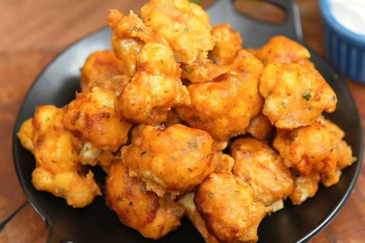 Couve flor a milanesa na air-fryer com molho de queijo que f