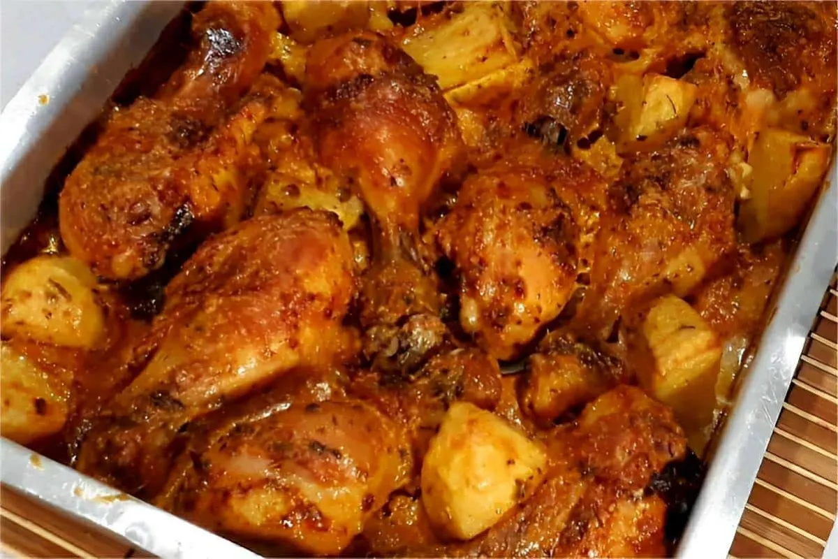 Coxa e sobrecoxa assada com batata douradinha e saborosa ser