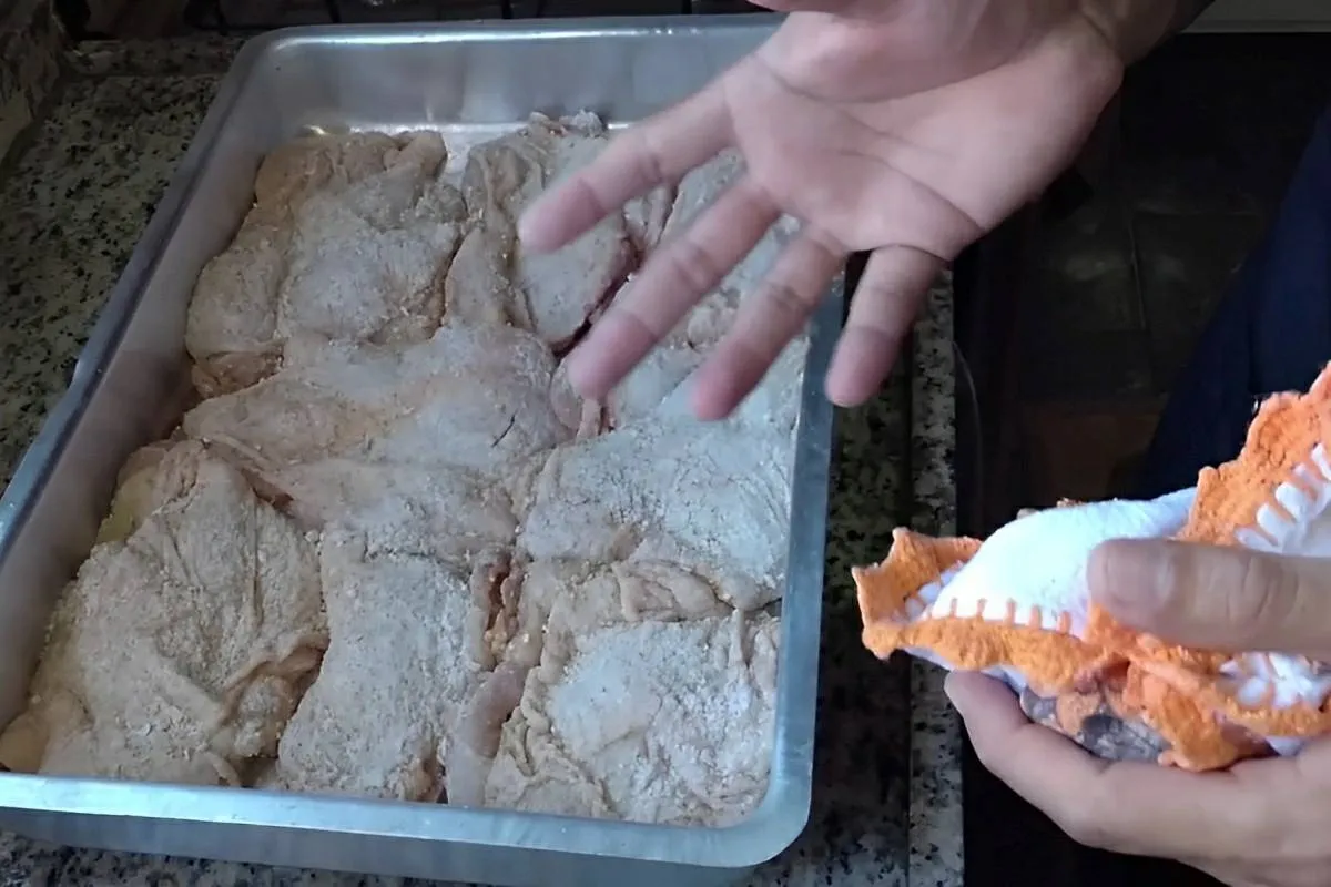 Coxa e sobrecoxa assada com creme de cebola e maionese muito