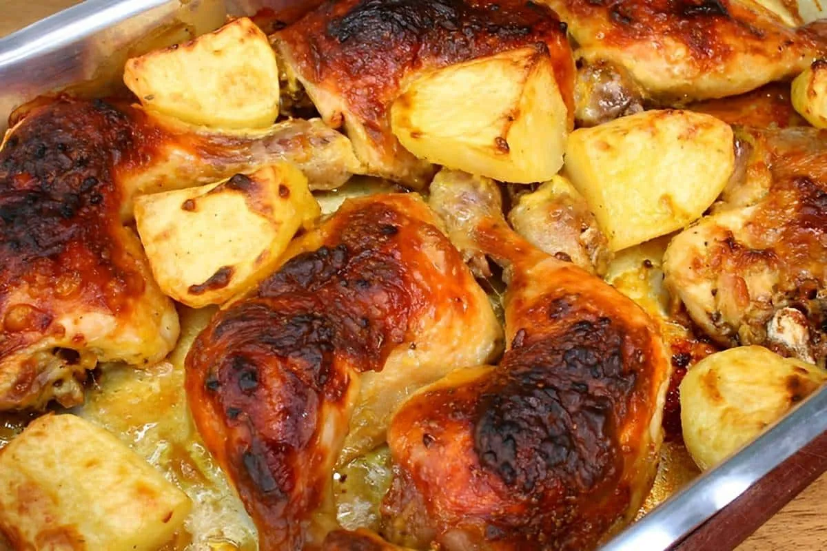 Coxa e sobrecoxa assada no forno com batatas perfeita para q