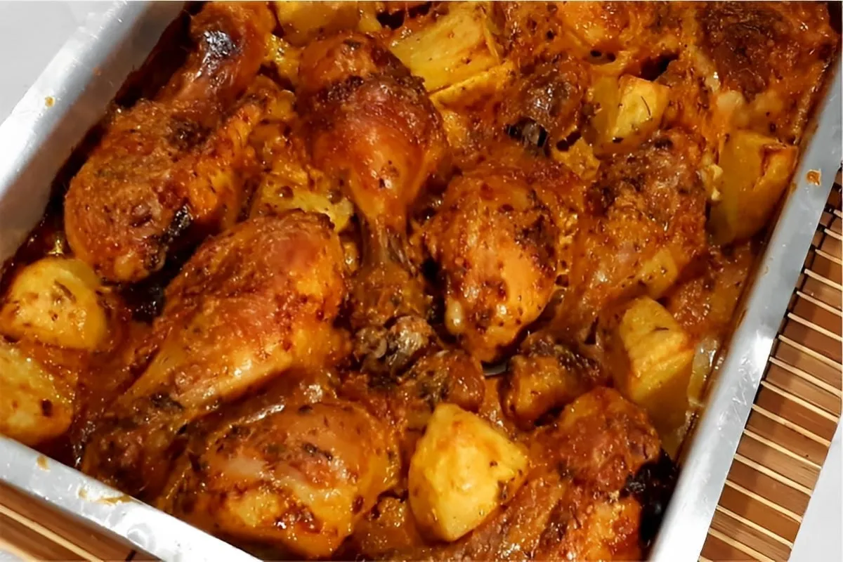 Coxa e sobrecoxa de frango com batatas usando um tempero dif