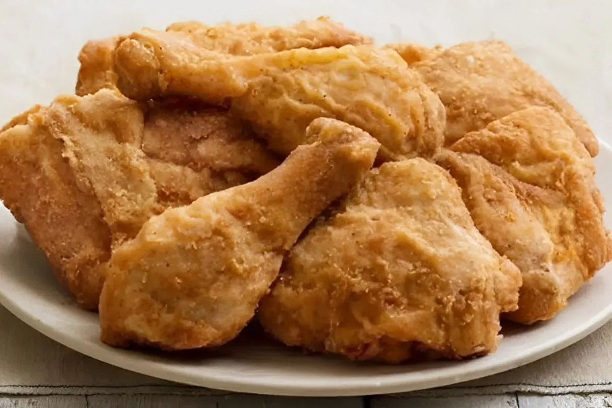Coxa e sobrecoxa de frango frita empanada sequinha com uma d