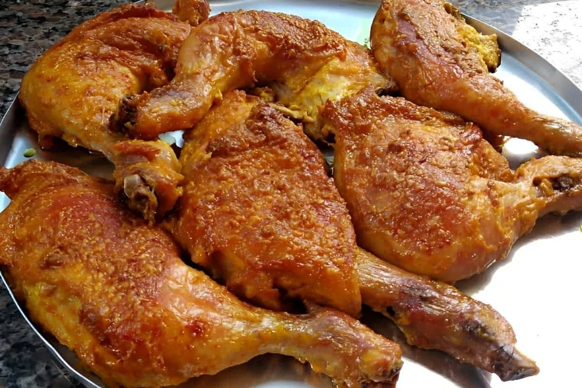 Coxa e sobrecoxa de frango na maionese assado no forno bem t