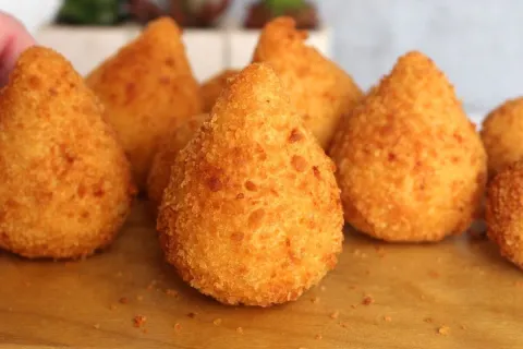 Coxinha com massa de batata deliciosa para servir como salga
