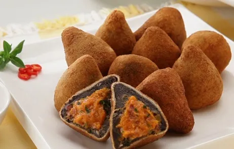 Coxinha com massa de feijão preto