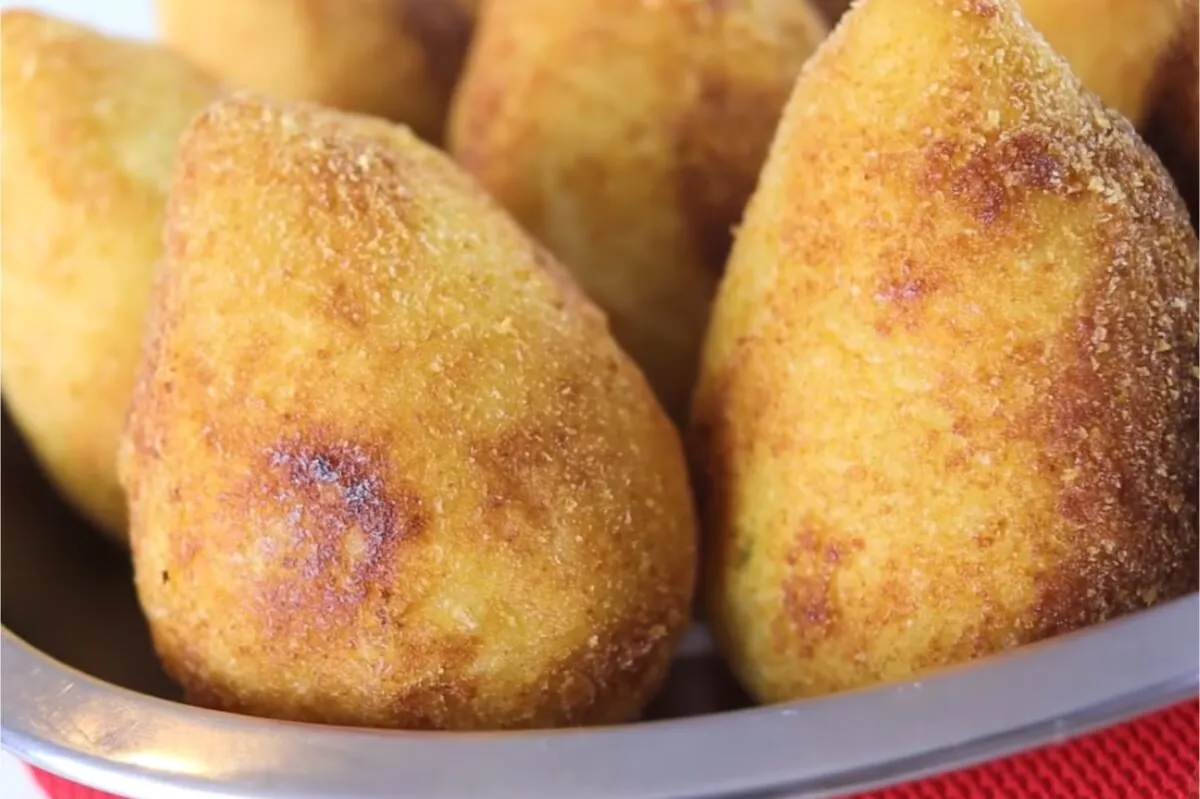 Coxinha de batata com massa leve e sequinha para você preparar o melhor salgado em casa