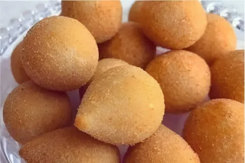 Coxinha de batata com massa que derrete na boca é fácil de p