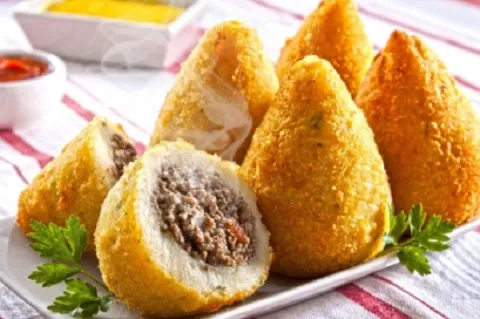 Coxinha de Batata com Recheio de Carne Moída