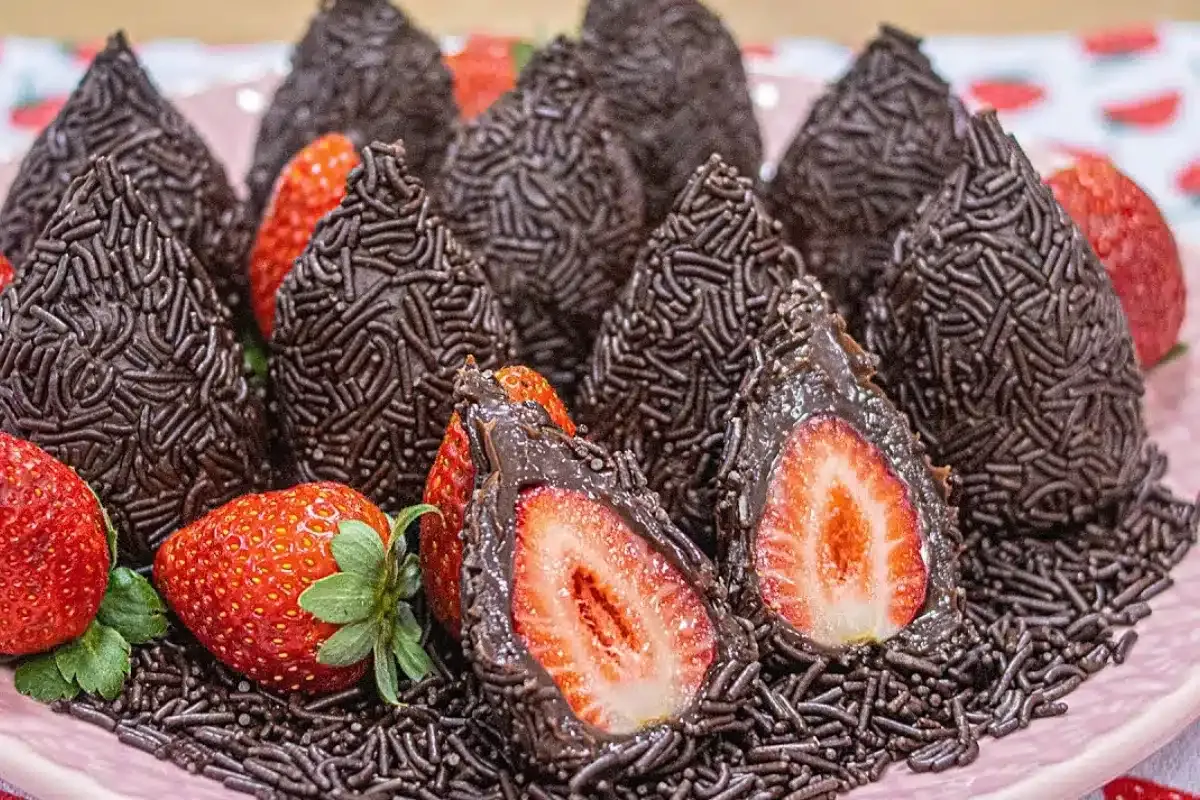Coxinha de brigadeiro com morangos: o doce que une duas paix