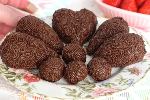 Coxinha de brigadeiro recheada com morango cremosa e perfeit