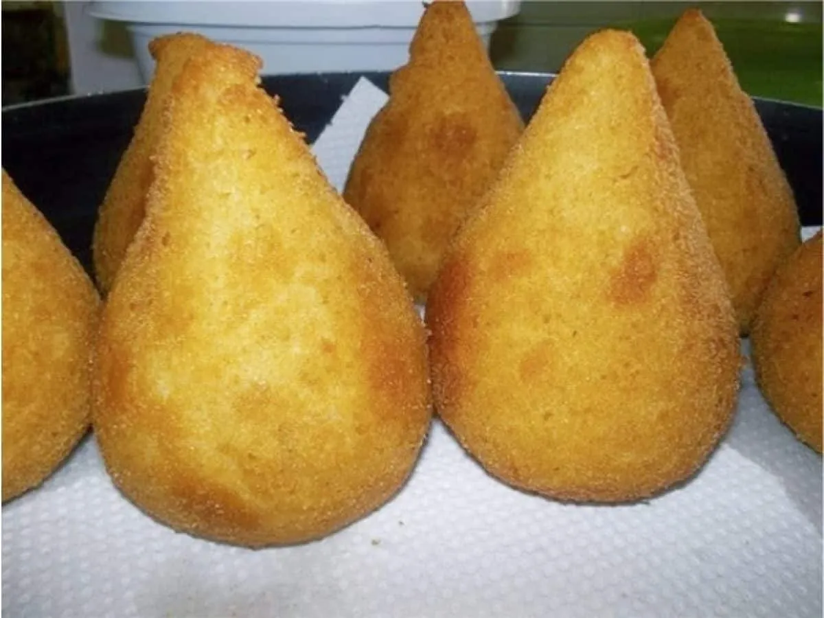 Coxinha de frango de liquidificador fácil e rápida para o la