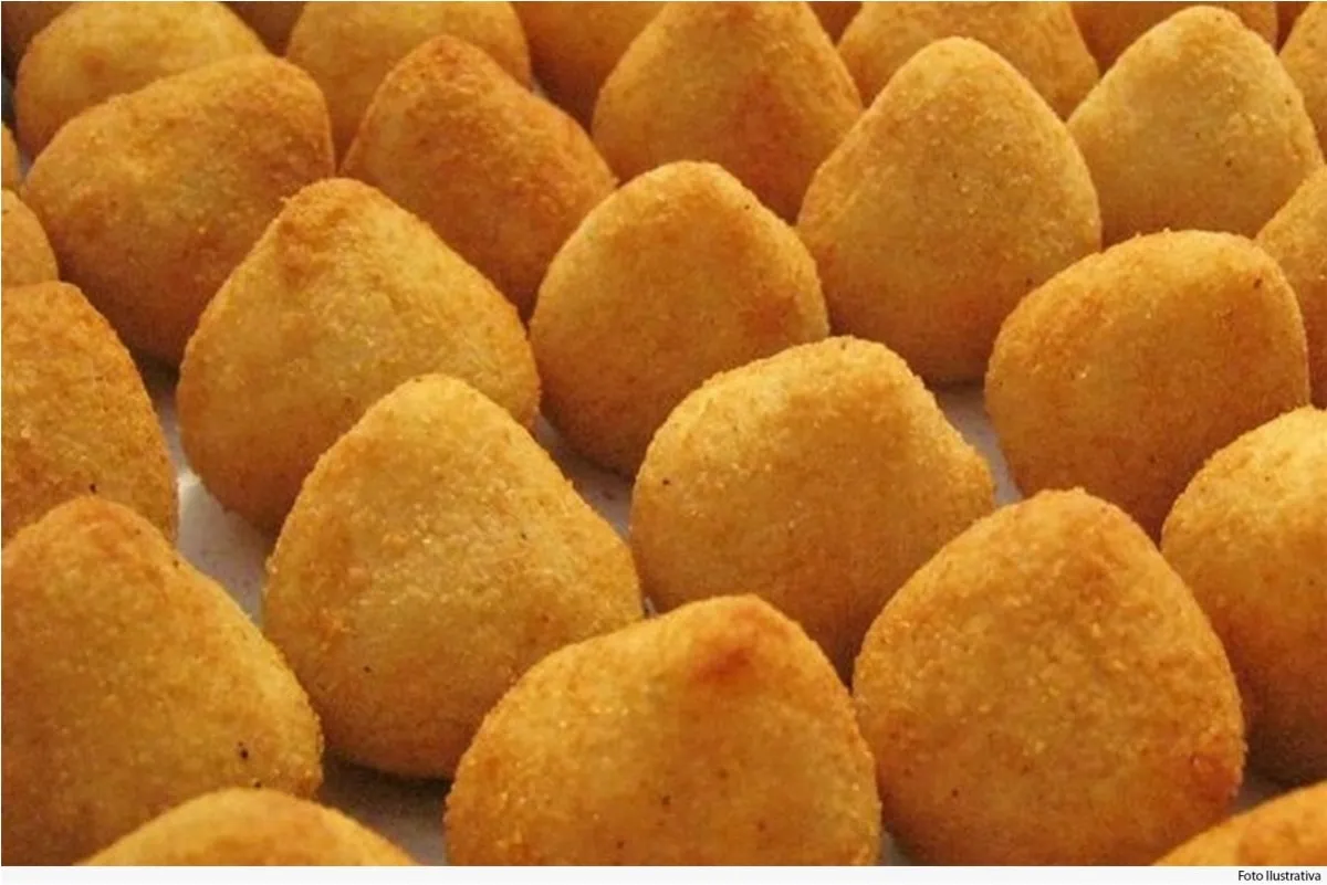 Coxinha de frango deliciosa de dar água na boca que é fácil