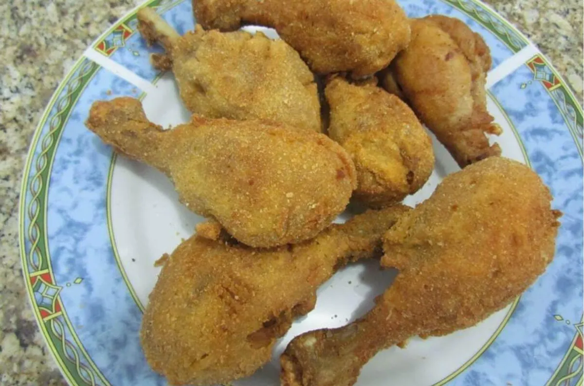 Coxinha de frango empanada um frango frito que dá perfeitame