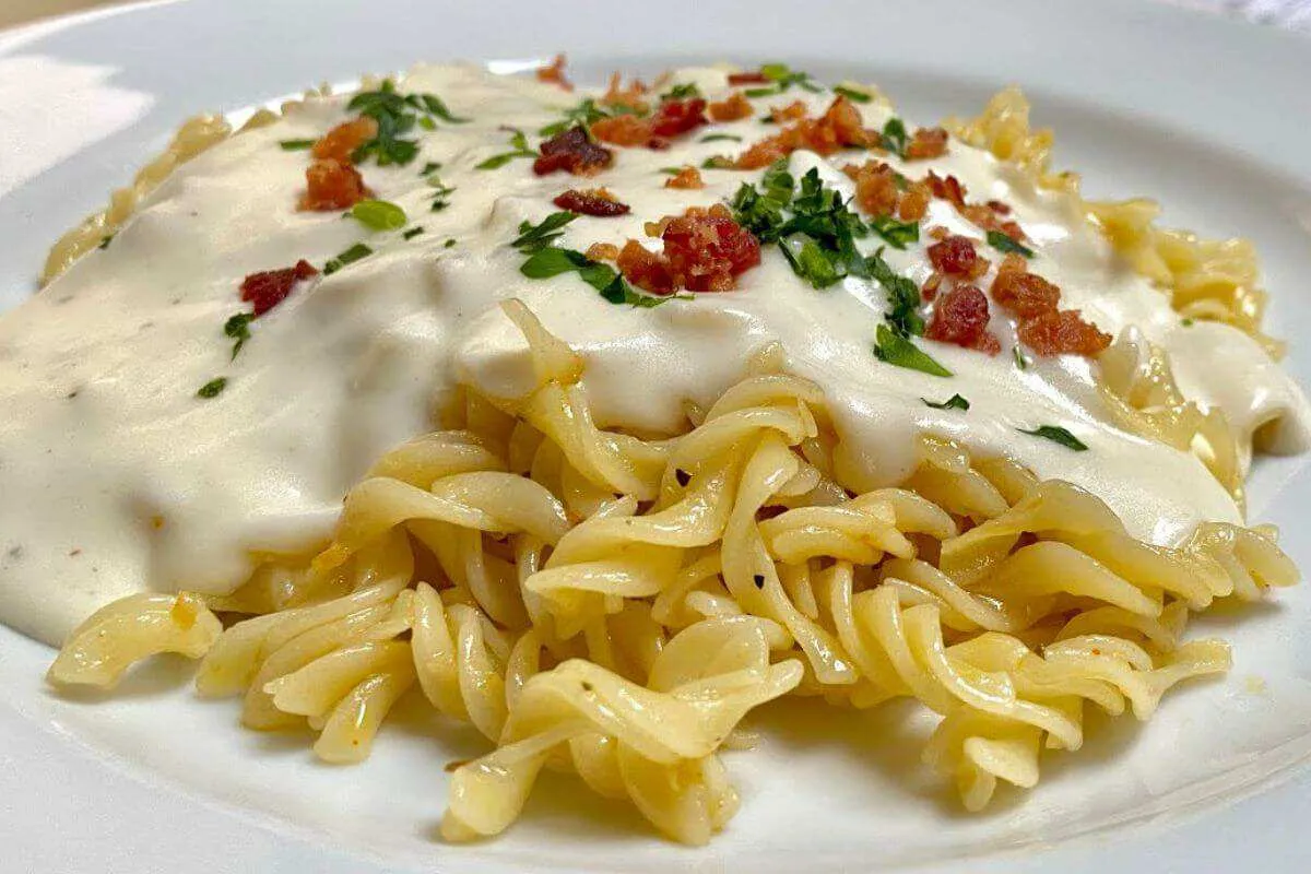 Cozinheira famosa ensina a preparar um macarrão ao molho bec