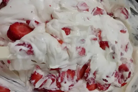 Creme belga com morangos delicioso como sobremesa ou recheio