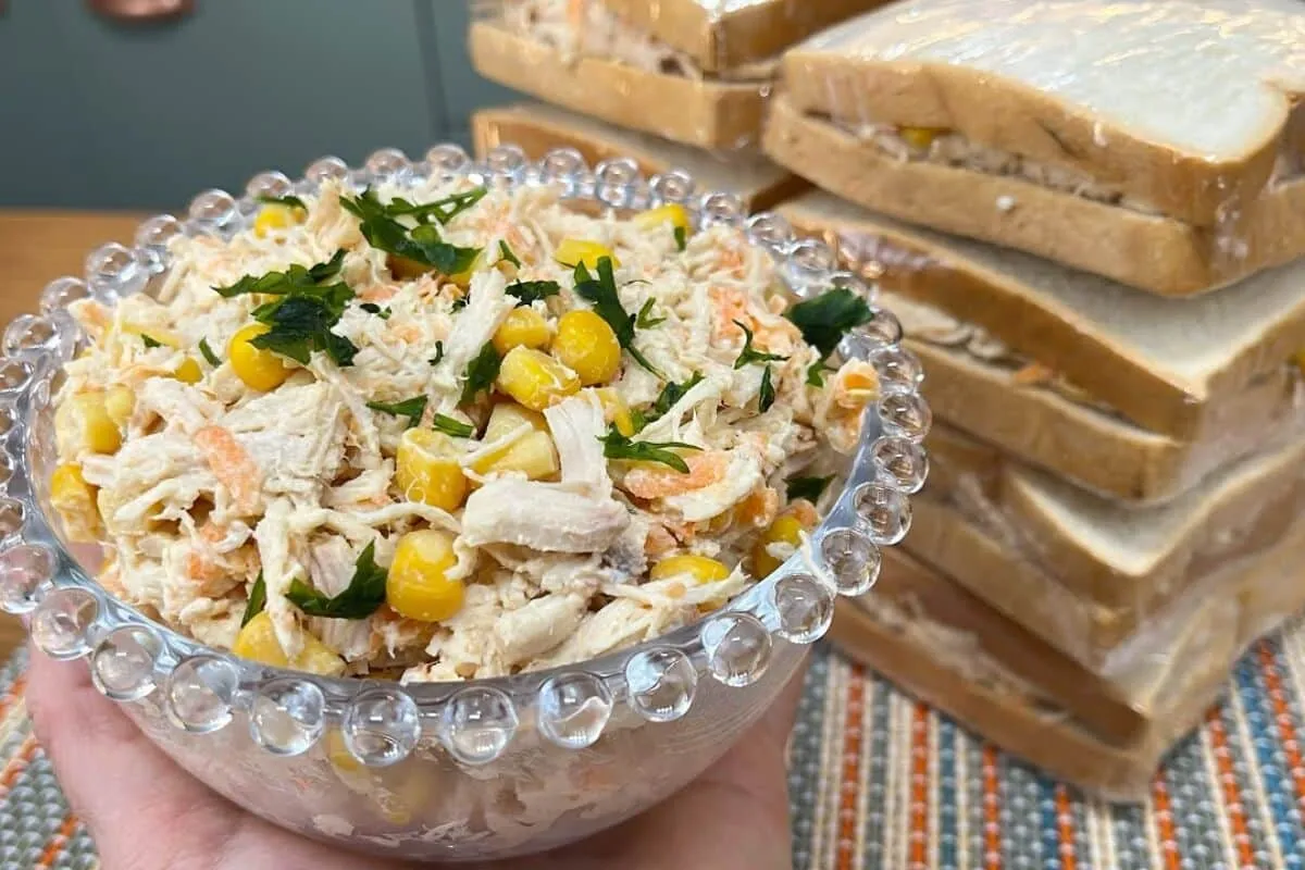 Creme de frango cremoso para sanduíche natural que é a opção perfeita para um lanche rápido, saudável e muito fácil de levar para o trabalho