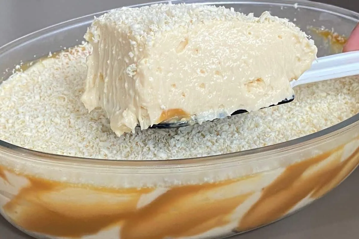 Cremoso de abacaxi e doce de leite delicioso, feito sem prec