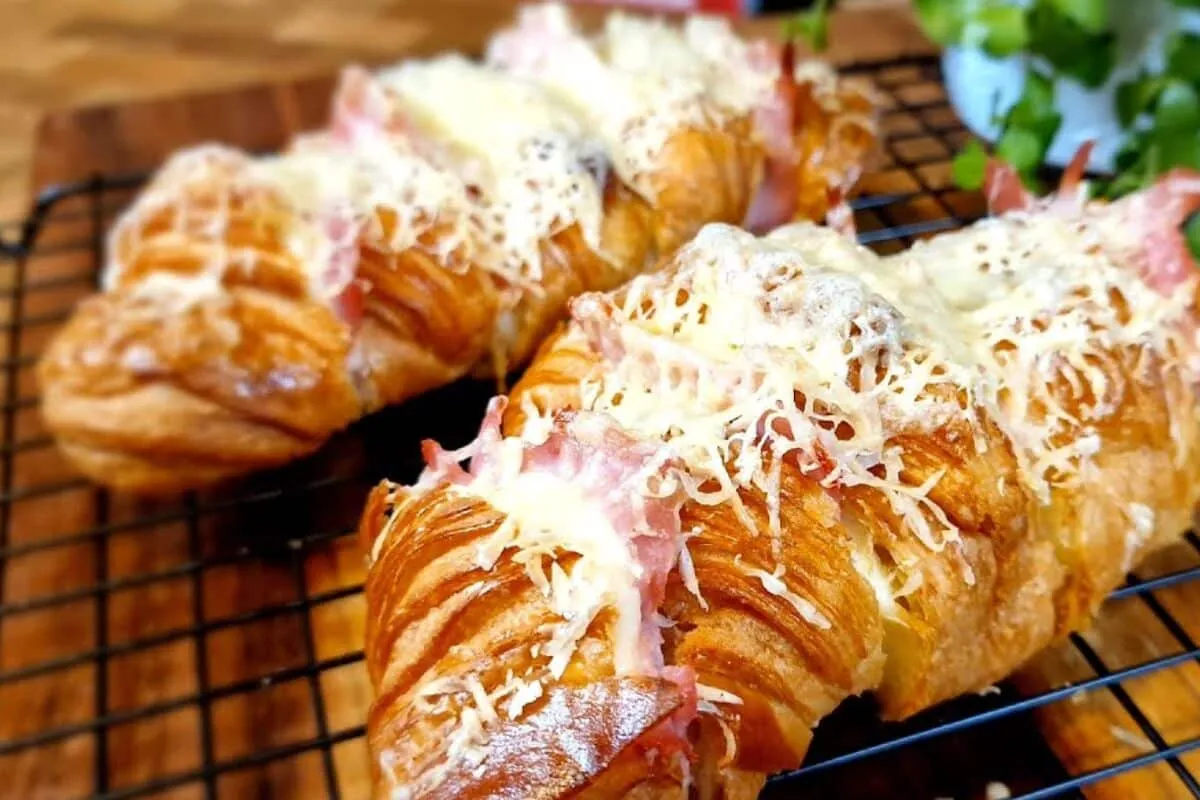 Croissant recheado perfeito para café da manhã especial e muito saboroso