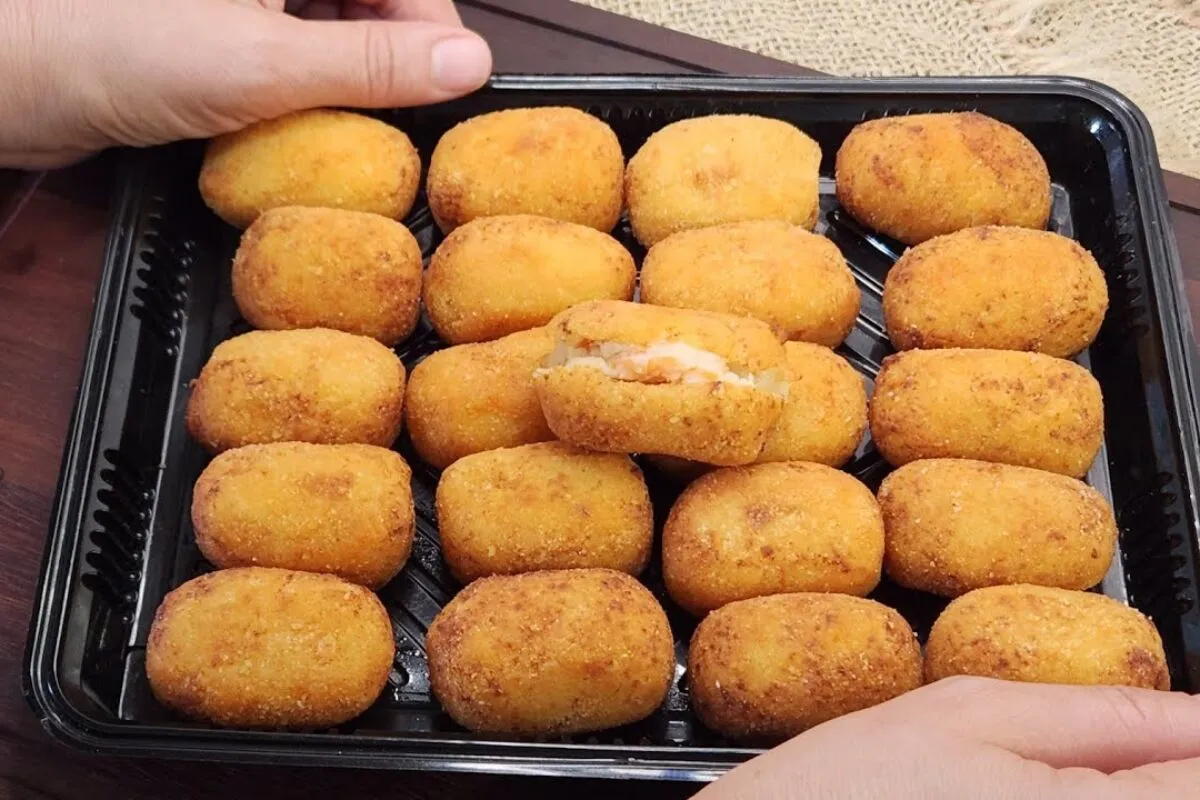 Croquete de camarão crocante por fora e cheio de sabor por d