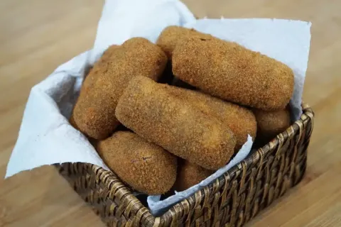 Croquete de carne bem crocante por fora e muito macio por de