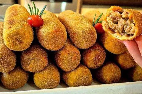 Croquete de carne de panela suculento e crocante, um petisco
