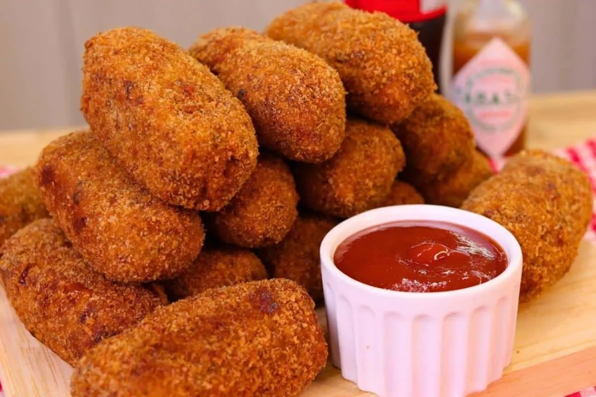 Croquete de carne moída sequinho e crocante igual porção de