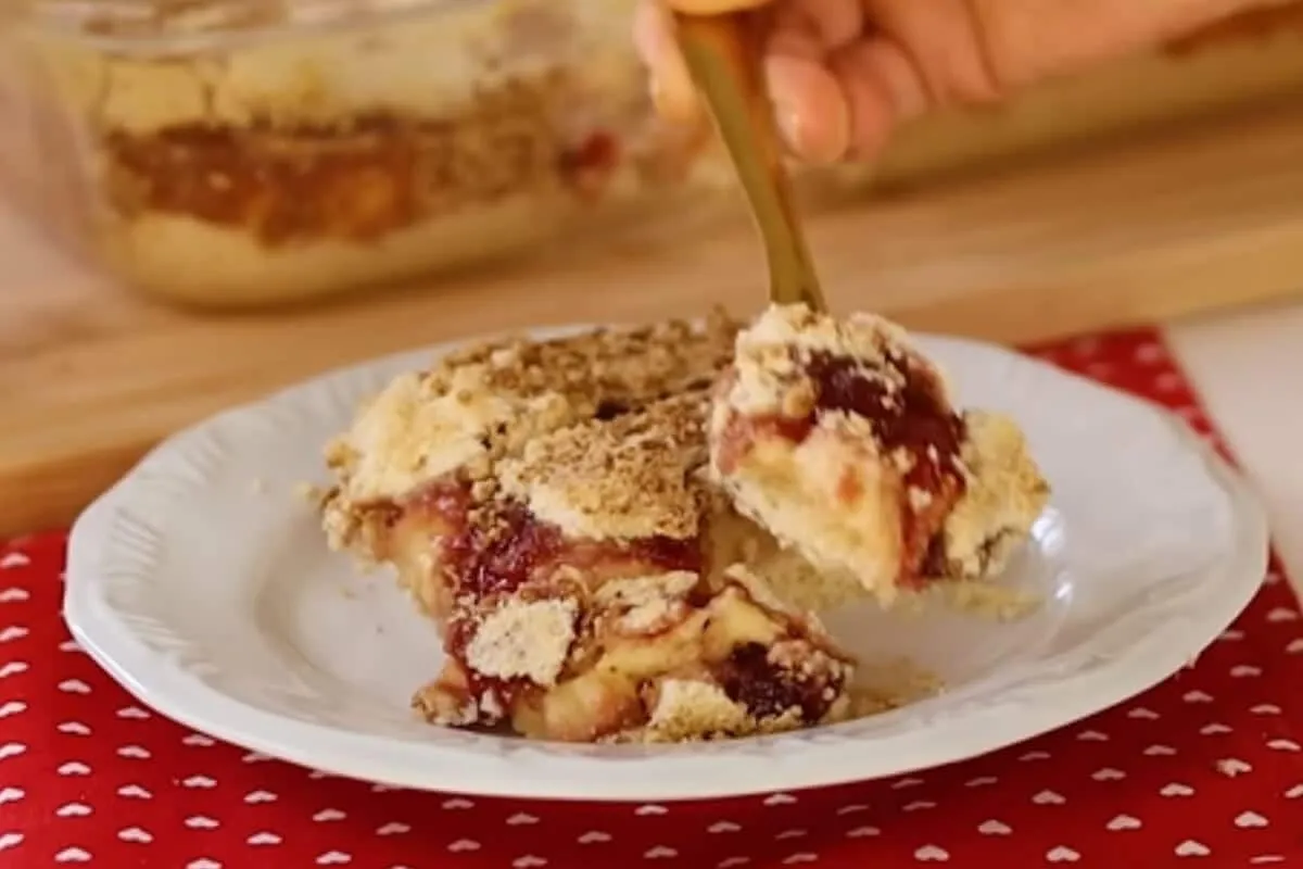 Cuca cremosa de morango: você não vai acreditar como é fácil