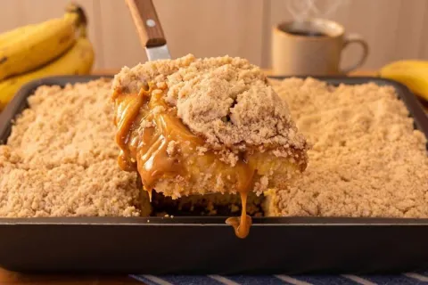 Cuca de banana com doce de leite bem fofinha e com aquela fa