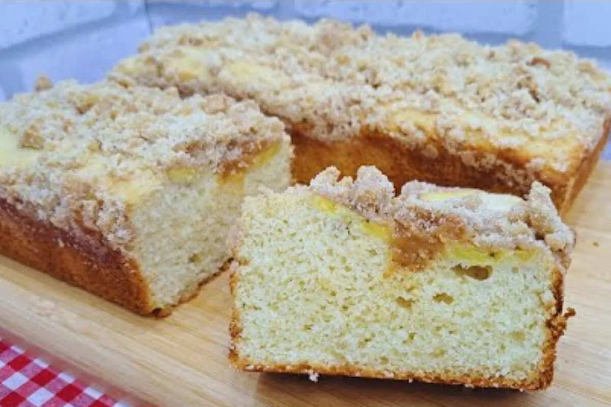 Cuca de banana com doce de leite, fofinha e com farofinha cr