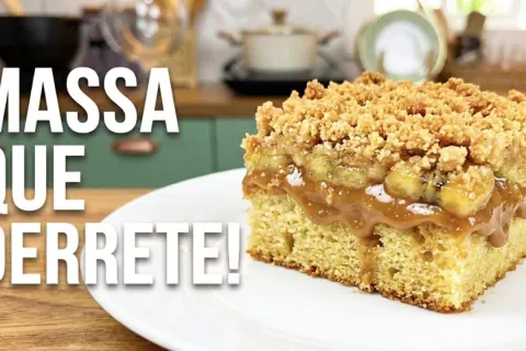 Cuca de banana com doce de leite, que tem uma massa fofinha 