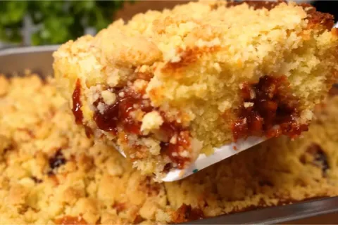 Cuca de goiabada deliciosa: farofinha crocante, goiabada e m