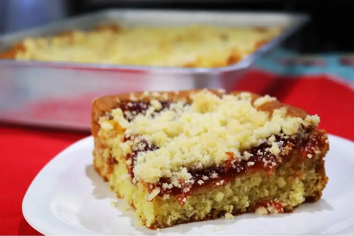 Cuca de goiabada perfeita e super macia: impossível comer um