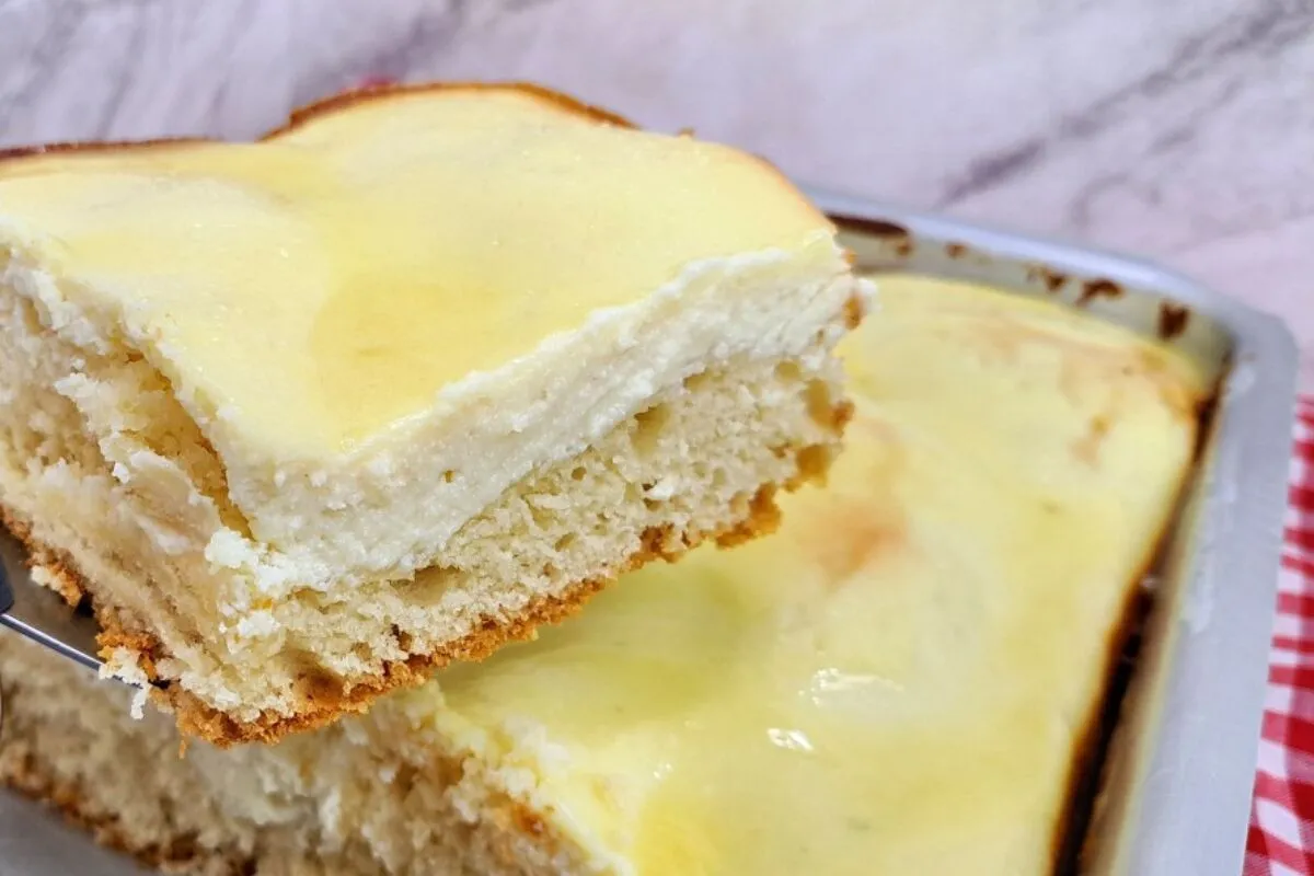 Cuca de requeijão com massa fofinha e cobertura cremosa de d