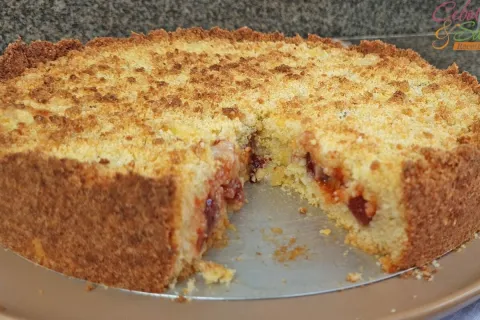 Cuca de Romeu e Julieta combinando queijo com goiabada e uma