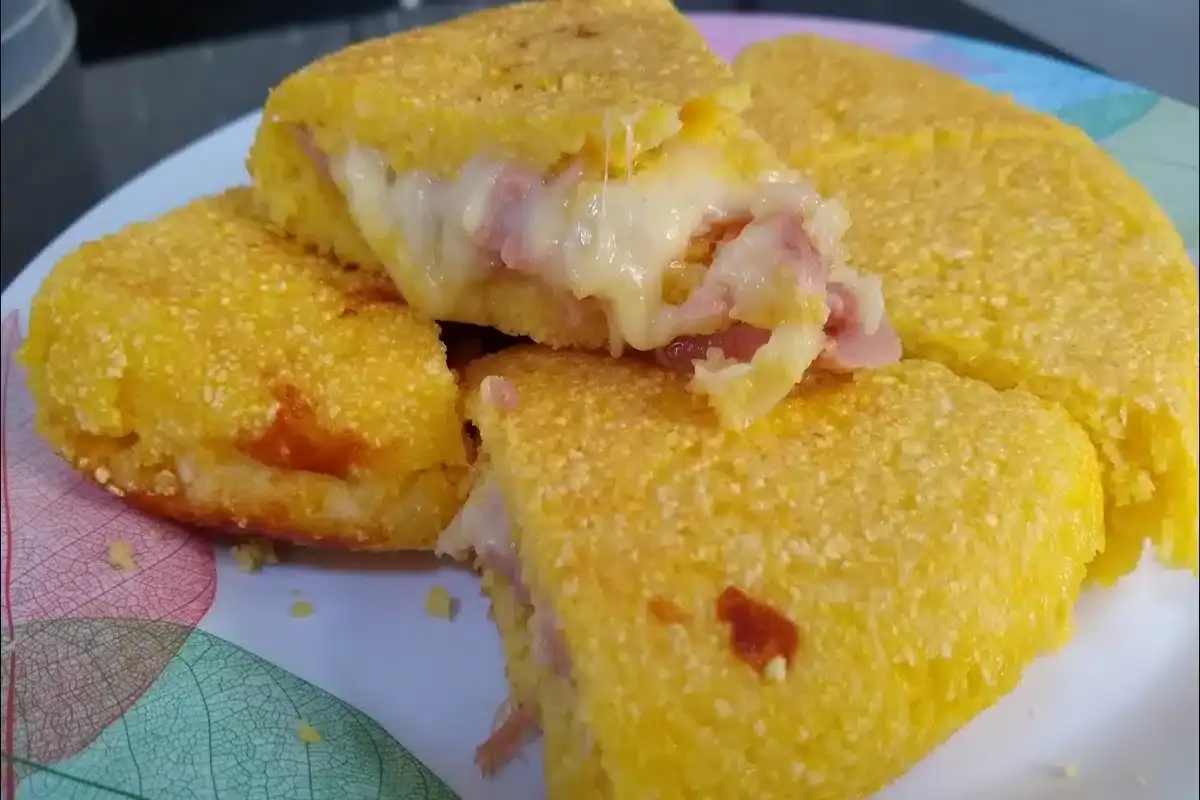Cuscuz de frigideira úmido e recheado para você saborear no