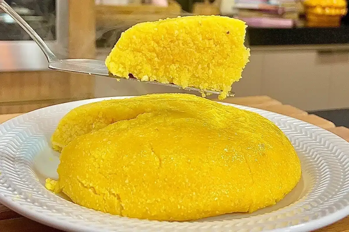 Cuscuz de panela molhadinho: também conhecido como cuscuz qu