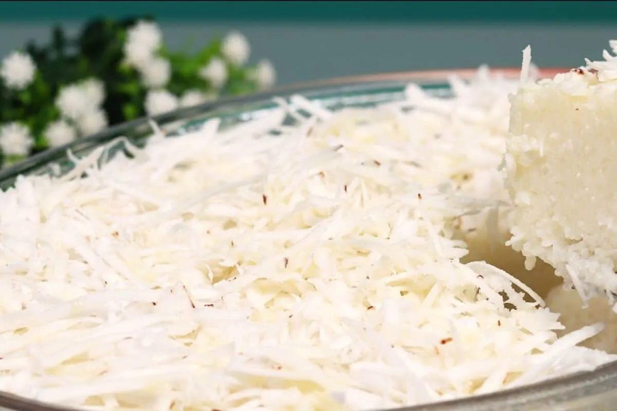 Cuscuz de tapioca feito na travessa sem ir ao forno, uma sob