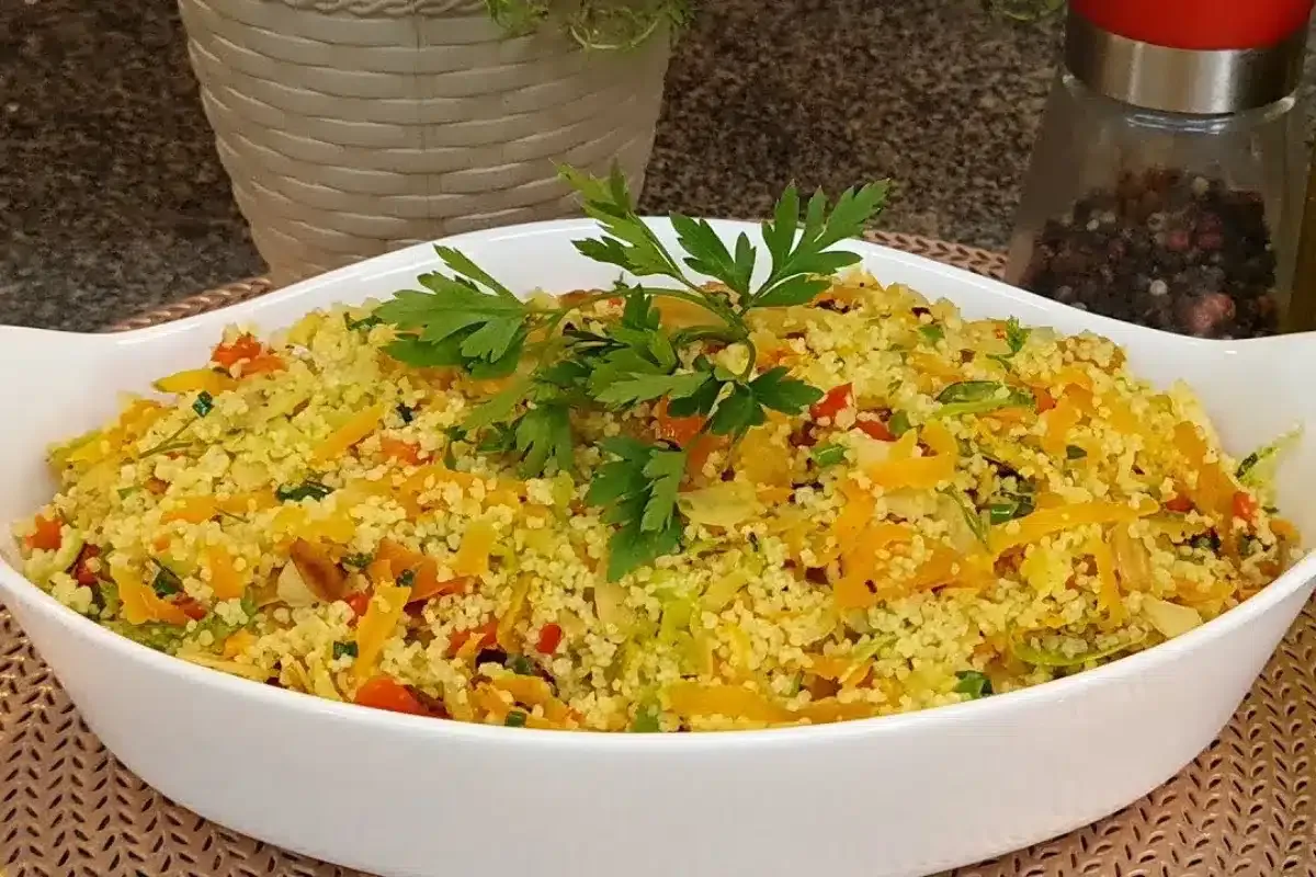 Cuscuz marroquino com vegetais bem coloridos,  um acompanham