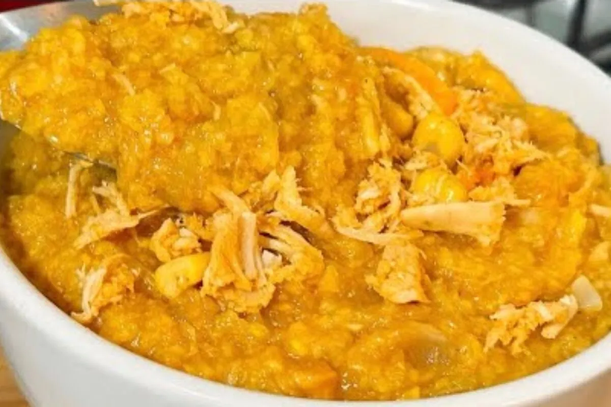 Cuscuz mole recheado com frango muito bem temperado e molhad