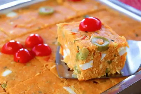 Cuscuz molhadinho fácil, rápido e delicioso com recheio bem 