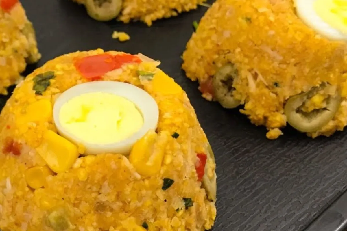 Cuscuz paulista de frango muito bem temperado e colorido, pa
