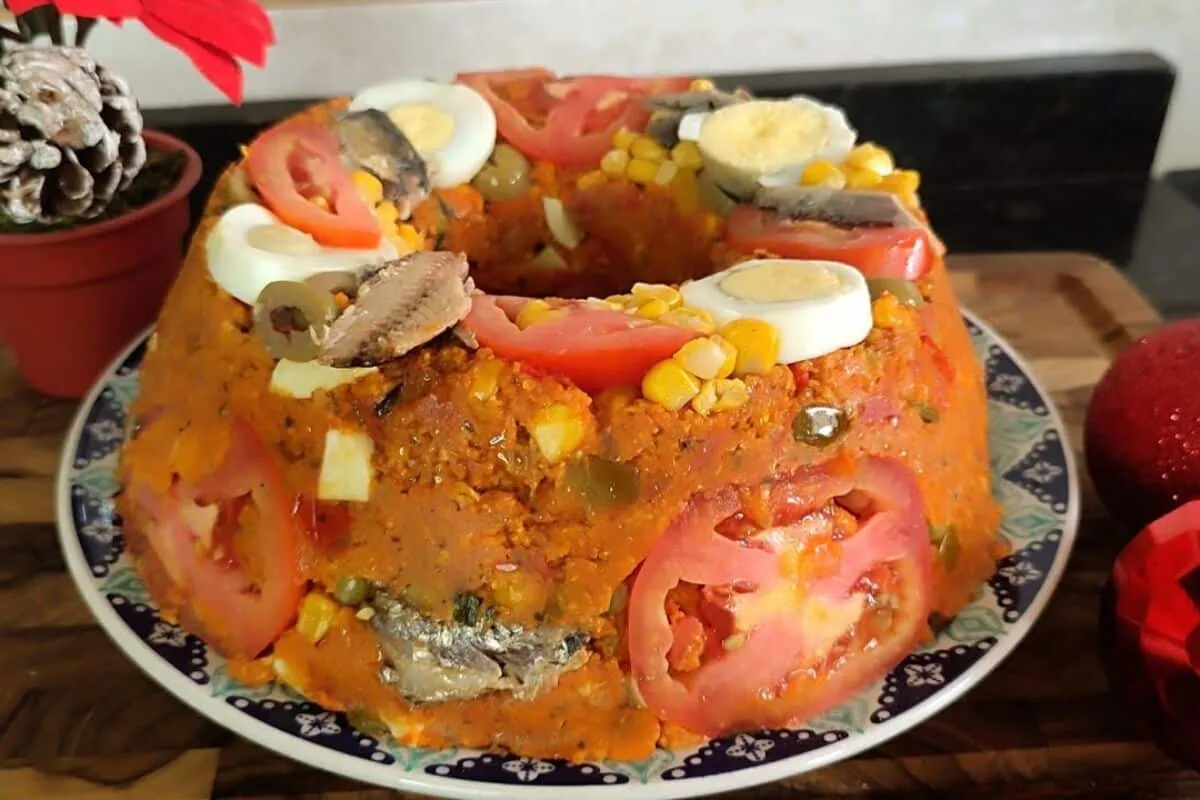 Cuscuz paulista tradicional bem decorado e saboroso, para se