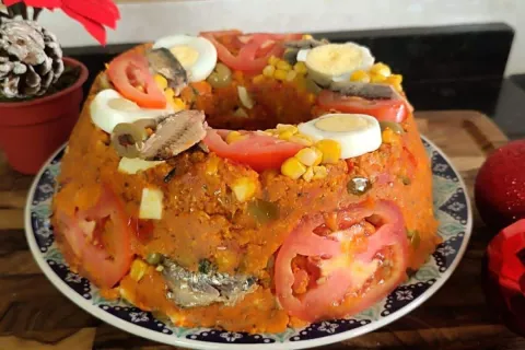 Cuscuz paulista tradicional bem decorado e saboroso, para se