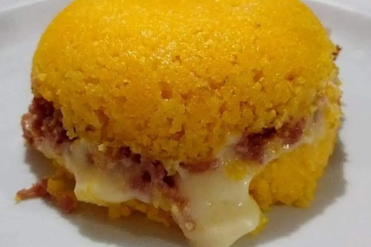 Cuscuz recheado e bem molhadinho: vai bem em qualquer refeiç