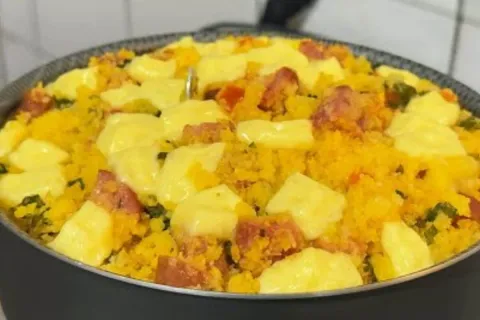 Cuscuz recheado molhadinho e simples, para um café da manhã 