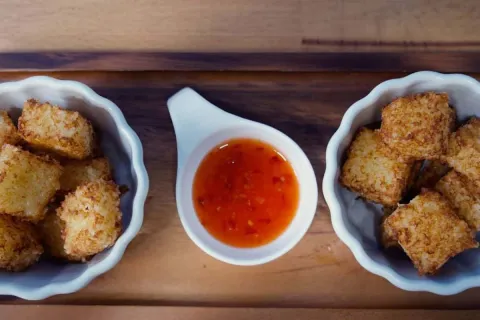 Dadinho de tapioca com mussarela, que fica super crocante po