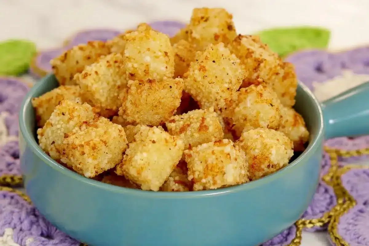 Dadinho de tapioca com queijo crocante para servir como peti