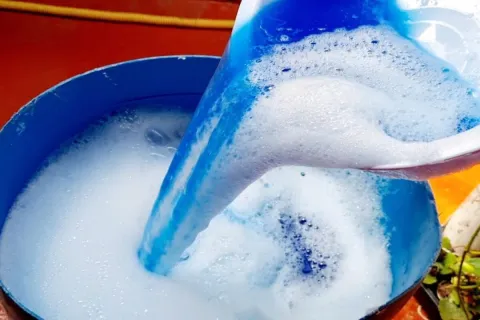 Depois que aprendi a fazer alvejante caseiro gastei bem meno