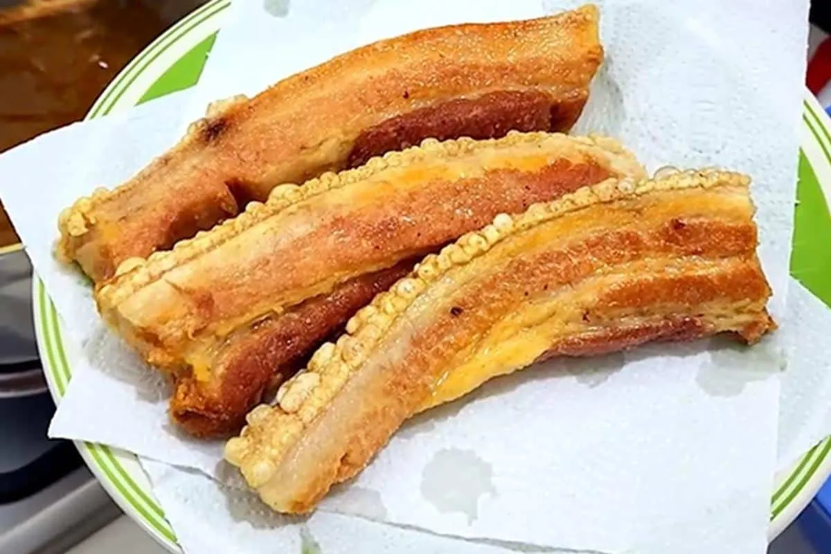 Descobri o segredo para fazer um torresmo de boteco sequinho